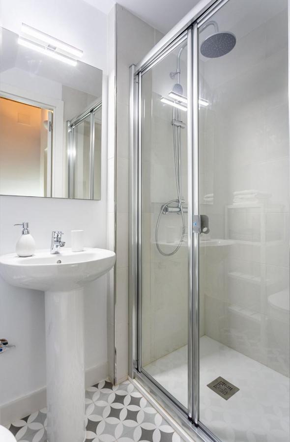 Stunning Apartment In Central Севилья Экстерьер фото